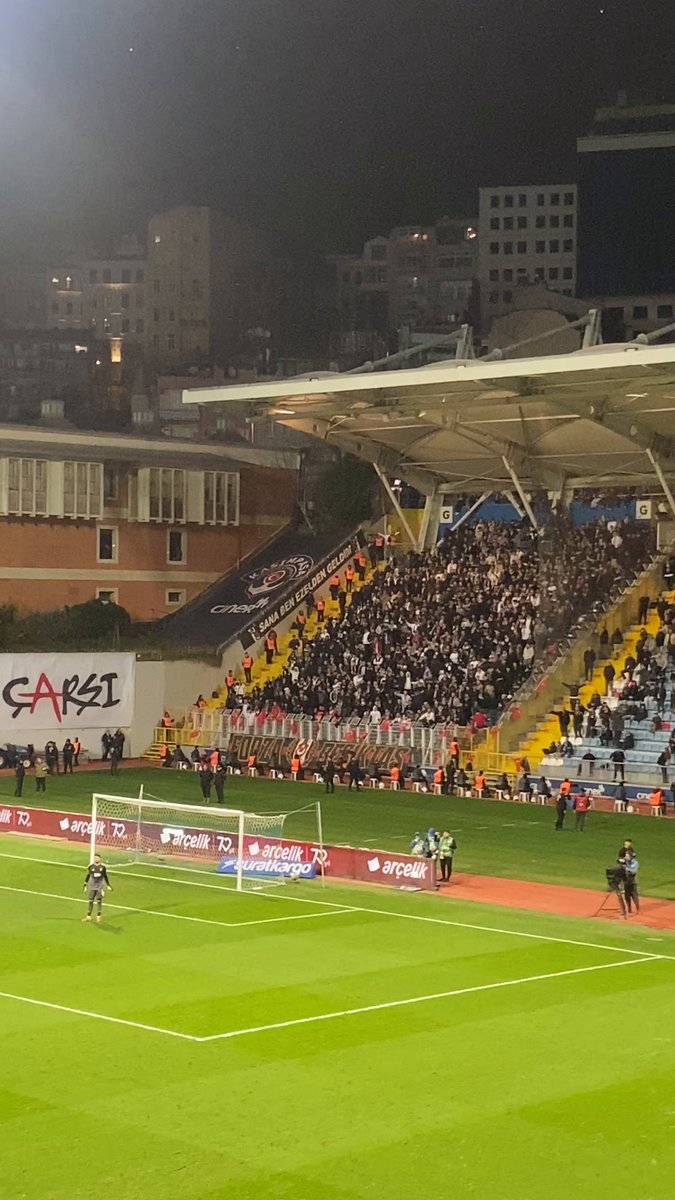 Beşiktaş Taraftarları Yönetime Tepki Gösterdi: İstifa Çağrısı