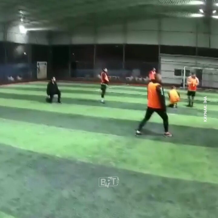 Antalya'da Halı Saha Çatısı Çöktü: Gençler Son Anda Kaçmayı Başardı