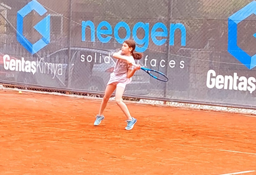 Afyonkarahisarlı Genç Tenisçi Hafsa Zehra Çınar'dan Büyük Başarı