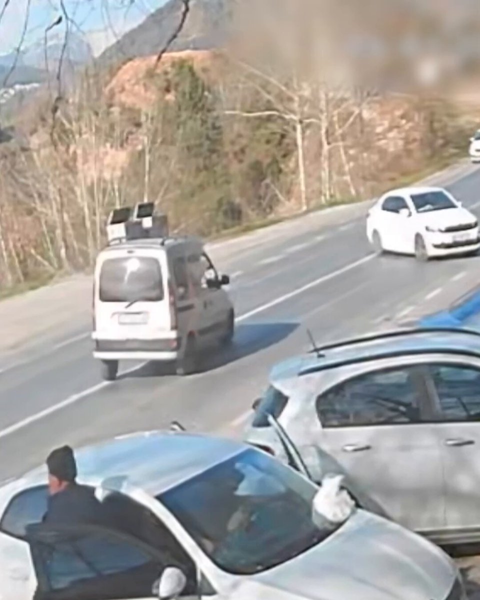 Mersin'de Ters Yöne Giren Sürücü Kaza Yaptırdı, Sonra Aracını Park Etti