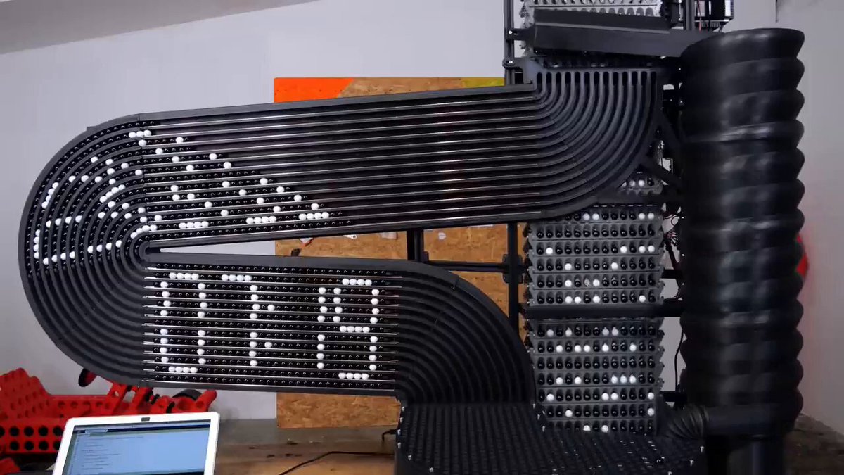 İspanyol İçerik Üreticisinin Bilyelerle Oluşturduğu Dijital Saat Şaşırttı