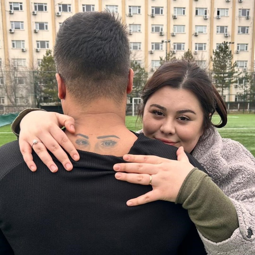 Ankara'da Eşinden İzin Alarak Halı Sahaya Giden Adam, Takım Arkadaşlarından Sürpriz Pankartla Karşılandı