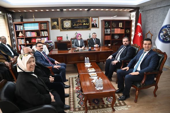 Aile ve Sosyal Hizmetler Bakanı Göktaş, Emirdağ'da Esnaf ve Belediyeyi Ziyaret Etti