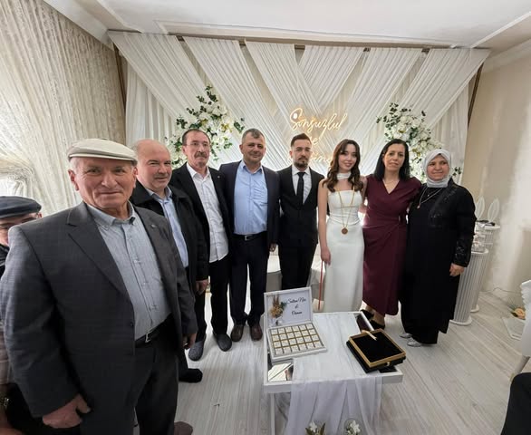 Emirdağ'da Genç Çiftin Nişan Törenine Belediye Başkanı Katıldı