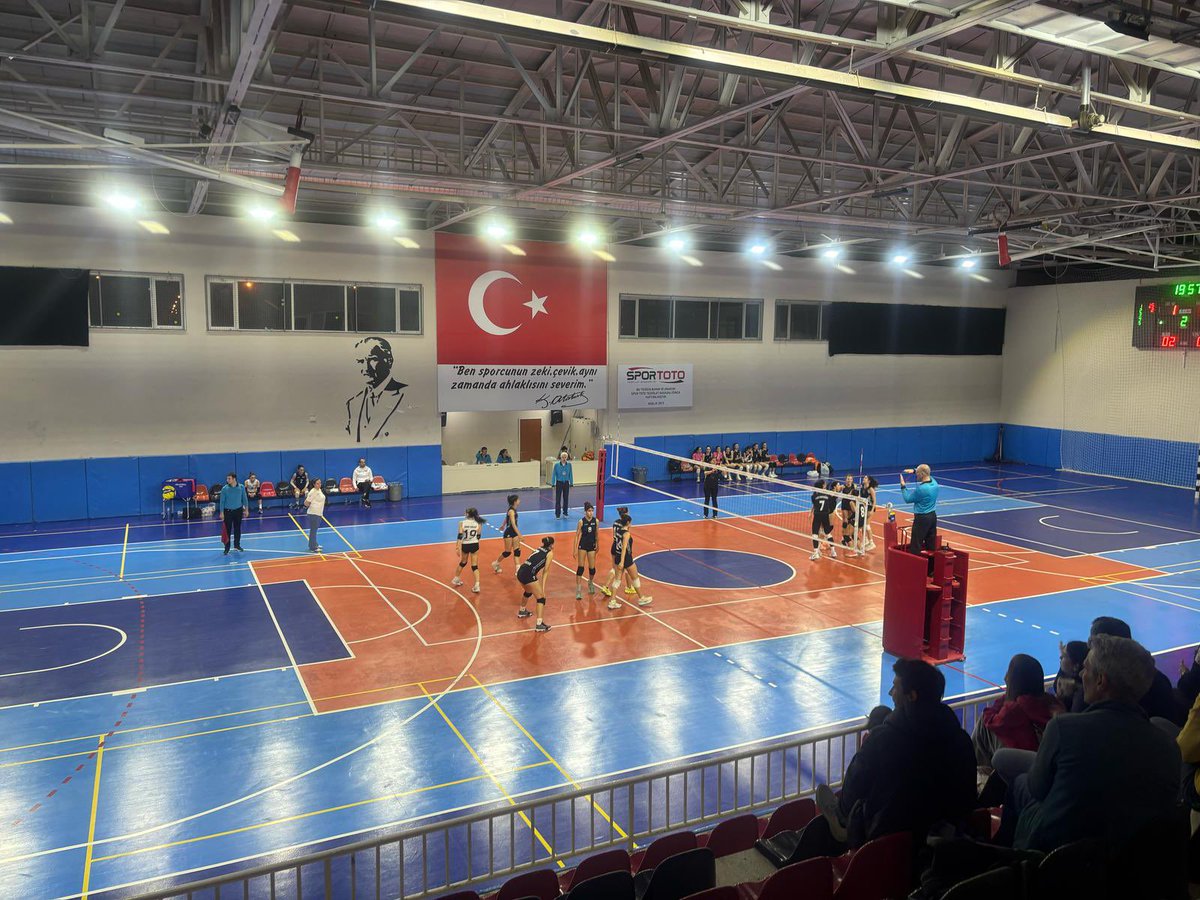 Eskişehir'de Küçük Kızlar Voleybol Müsabakaları Devam Ediyor