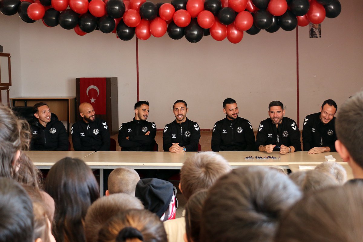 Eskişehirspor, Şehit Piyade Üsteğmen Gökhan Yavuz Ortaokulunu Ziyaret Etti