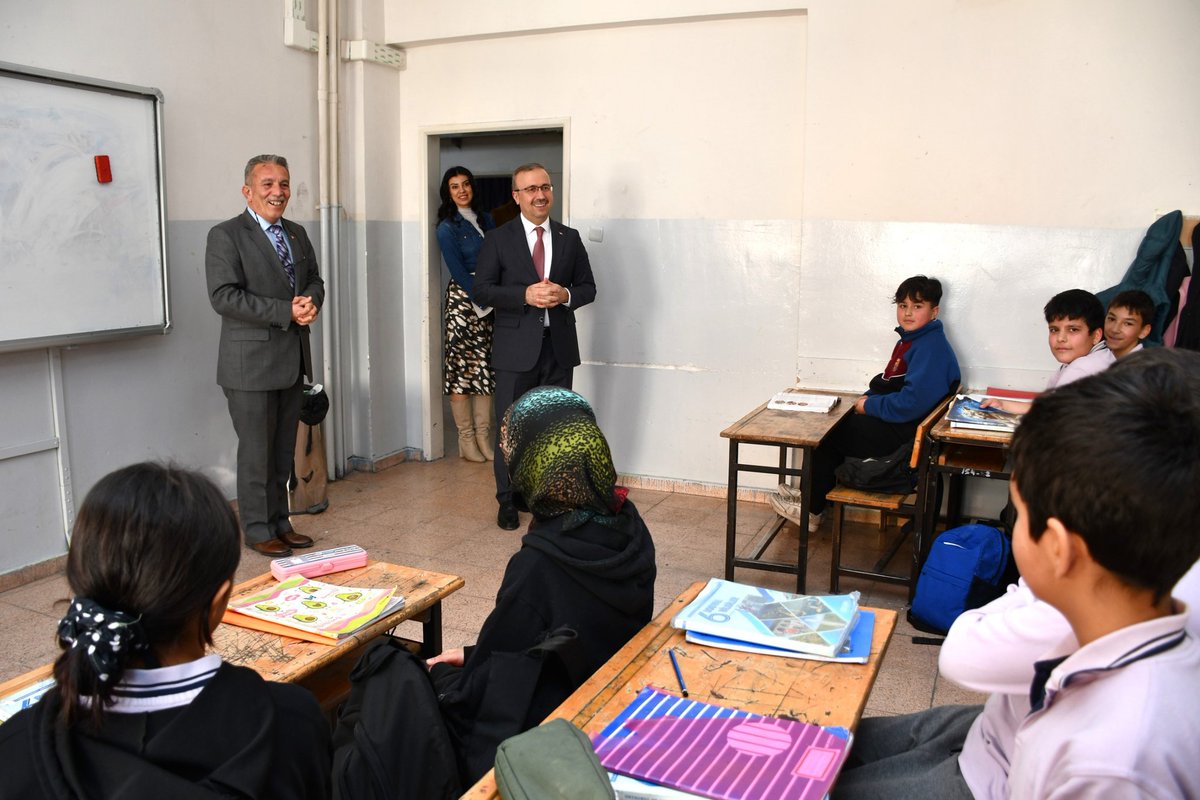 Eskişehir'de İl Milli Eğitim Müdürü Sınıfları Ziyaret Etti ve Öğrencilerle Buluştu