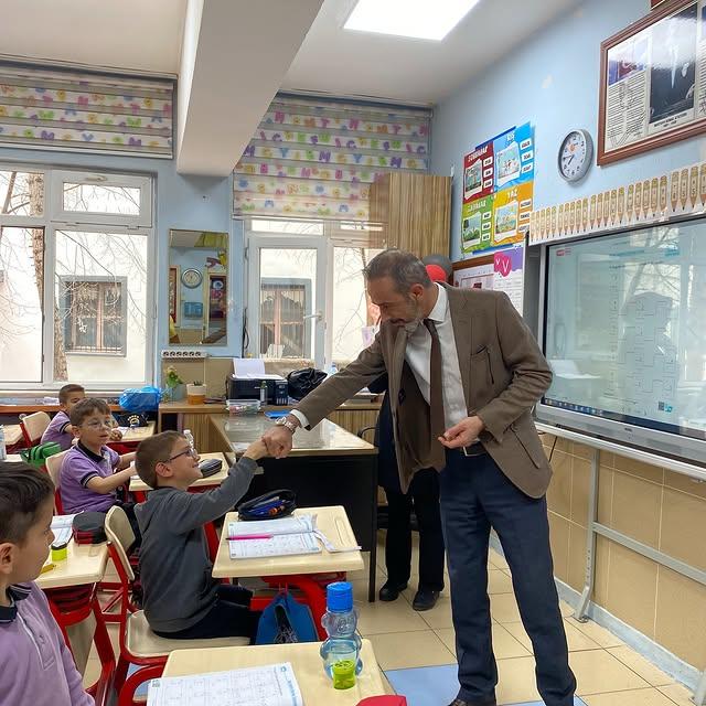 Kurtuluş İlkokulu Öğrencileri, Yardımlaşma ve Dayanışma Temalı Çalışmalarla Örnek Teşkil Ediyor