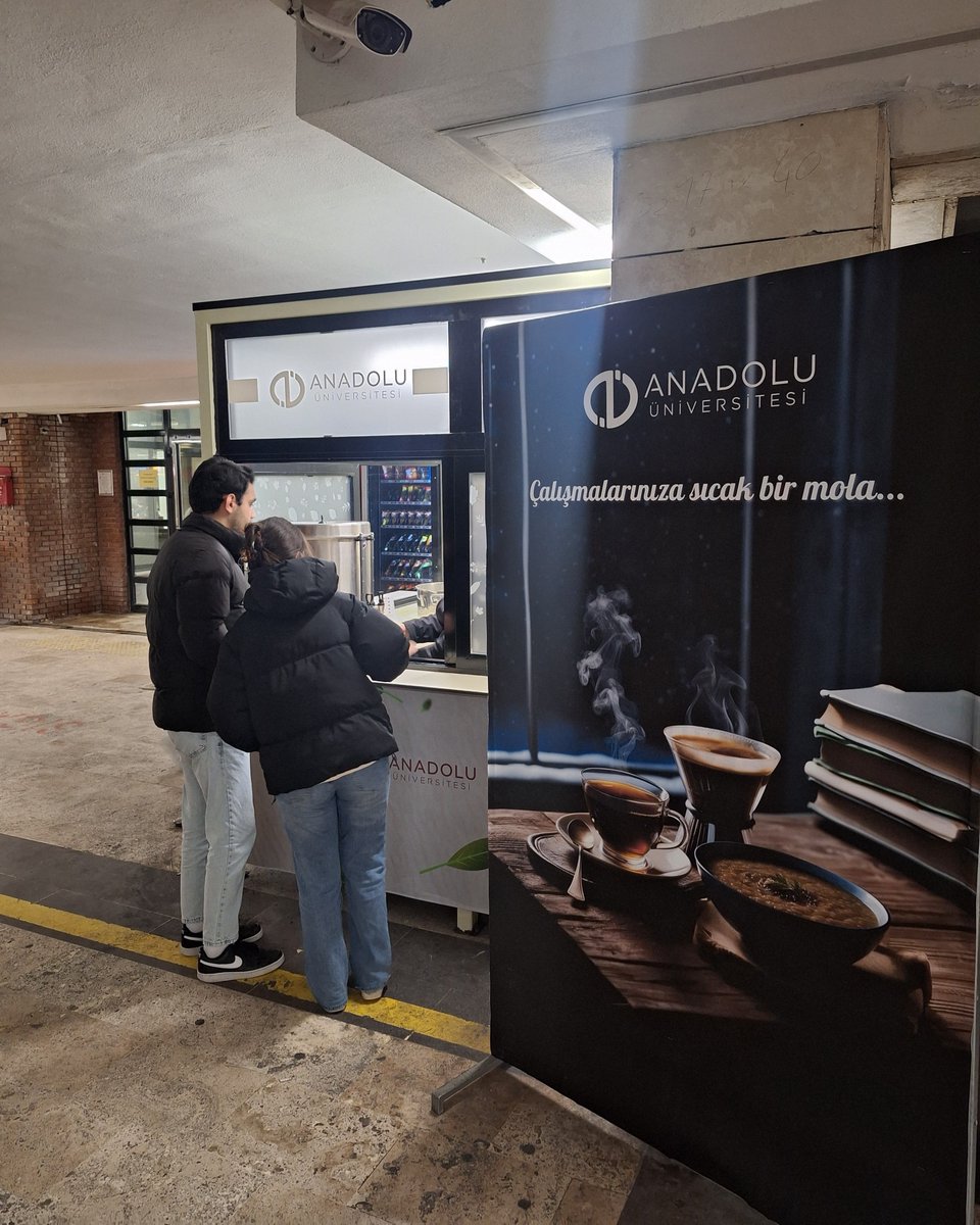 Anadolu Üniversitesi Kütüphanesi Önünde Öğrencilere Sıcak İkram