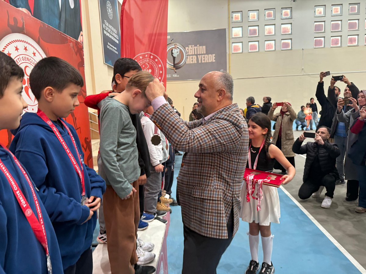 Afyonkarahisar'da Minikler Teniste Rekor Yarışı