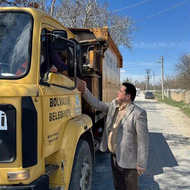 Bolvadin Belediyesi, Sorumluluk Dışı Köy Yolu için Asfalt Yaması Uyguladı
