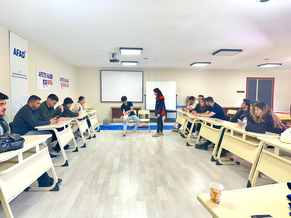 Afyon Kocatepe Üniversitesi Turizm Fakültesi Öğrencilerine Temel İlk Yardım Eğitimi Verildi