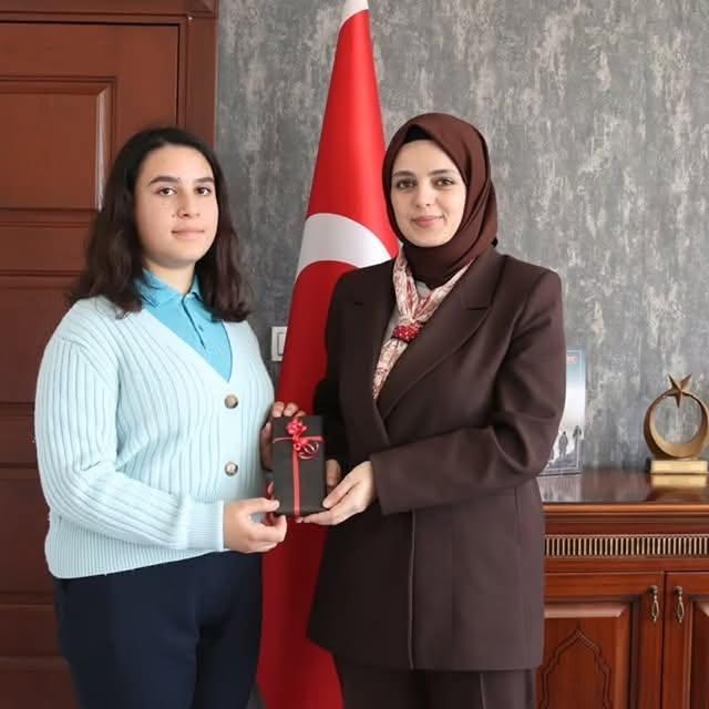 Dazkırı Kaymakamı Çocuk Bayramı Birincisi Öğrencimize Ödül Verdi