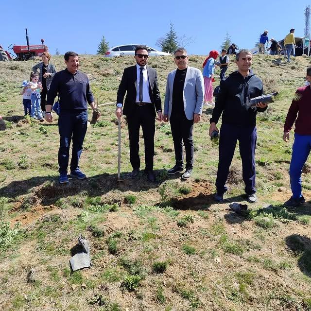 İhsaniye'de Öğretmenler, Veliler ve Öğrenciler Ağaç Dikerek İYE Projesini Destekledi