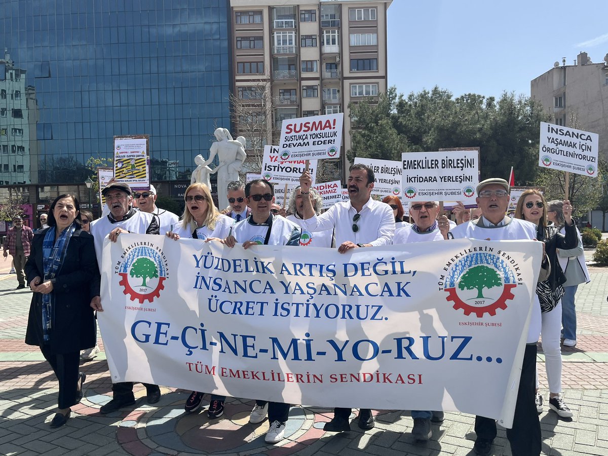 Emekliler, Elektrik Zammının Geri Çekilmesini Talep Edin Eyleminde CHP Eskişehir İl Başkanlığı Desteği