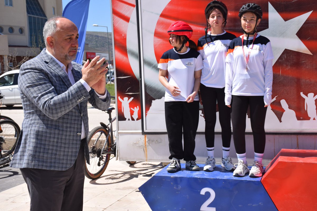 Afyonkarahisar'da Okul Sporları Bisiklet Yarışmaları Başarıyla Tamamlandı