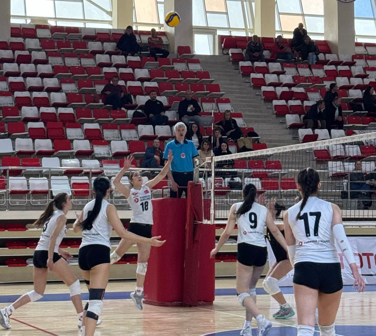 Eskişehir Yıldız Kızlar Voleybol Play Off'u Şehit Anıl Gül Spor Salonu'nda Başladı
