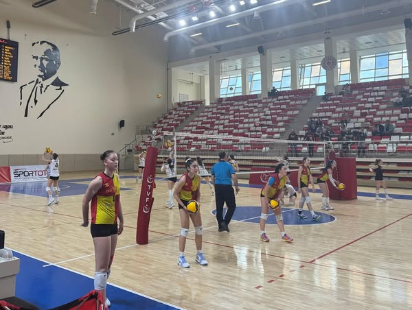 Eskişehir'de Yıldız Kızlar Voleybol Play-Off Müsabakaları Devam Ediyor