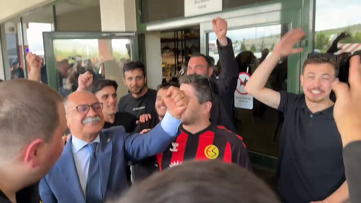 Eskişehirspor Taraftarının Mersin Yolu'nda Coşkulu Kutlaması