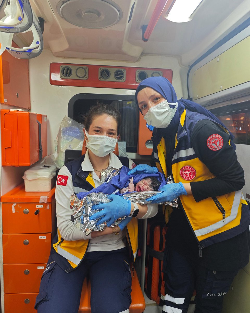 Denizli'de Ambulansta Minik Mucize: Anne ve Bebek Sağlıklı Bir Şekilde Doğumu Gerçekleştirdi