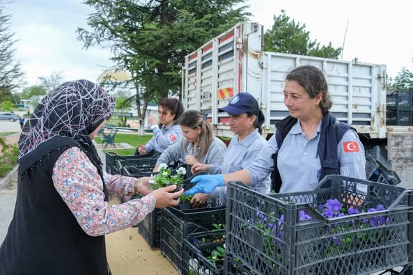 Eskişehir Belediyesi, Anneler Günü'nde Mezarlıklarda Çiçek Dağıttı