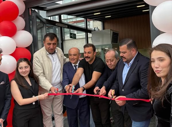 CHP'li Başkan, The Nill's Cafe'nin Açılışına Katıldı