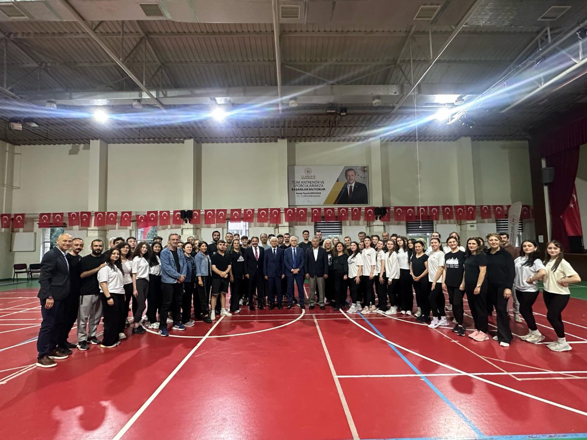 Üniversite Rektörleri ve İl Müdürü, Şehit Suat Çelik Gençlik Merkezi Halk Oyunları Ekibinin Provasını İzledi