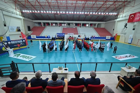 Anadolu Üniversitesi, Ünilig Açılış Törenine Katıldı ve Takımlarına Destek Veriyor