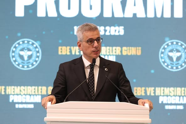 Sağlık Bakanı Memişoğlu, Ebe ve Hemşirelere Ödül Verdi