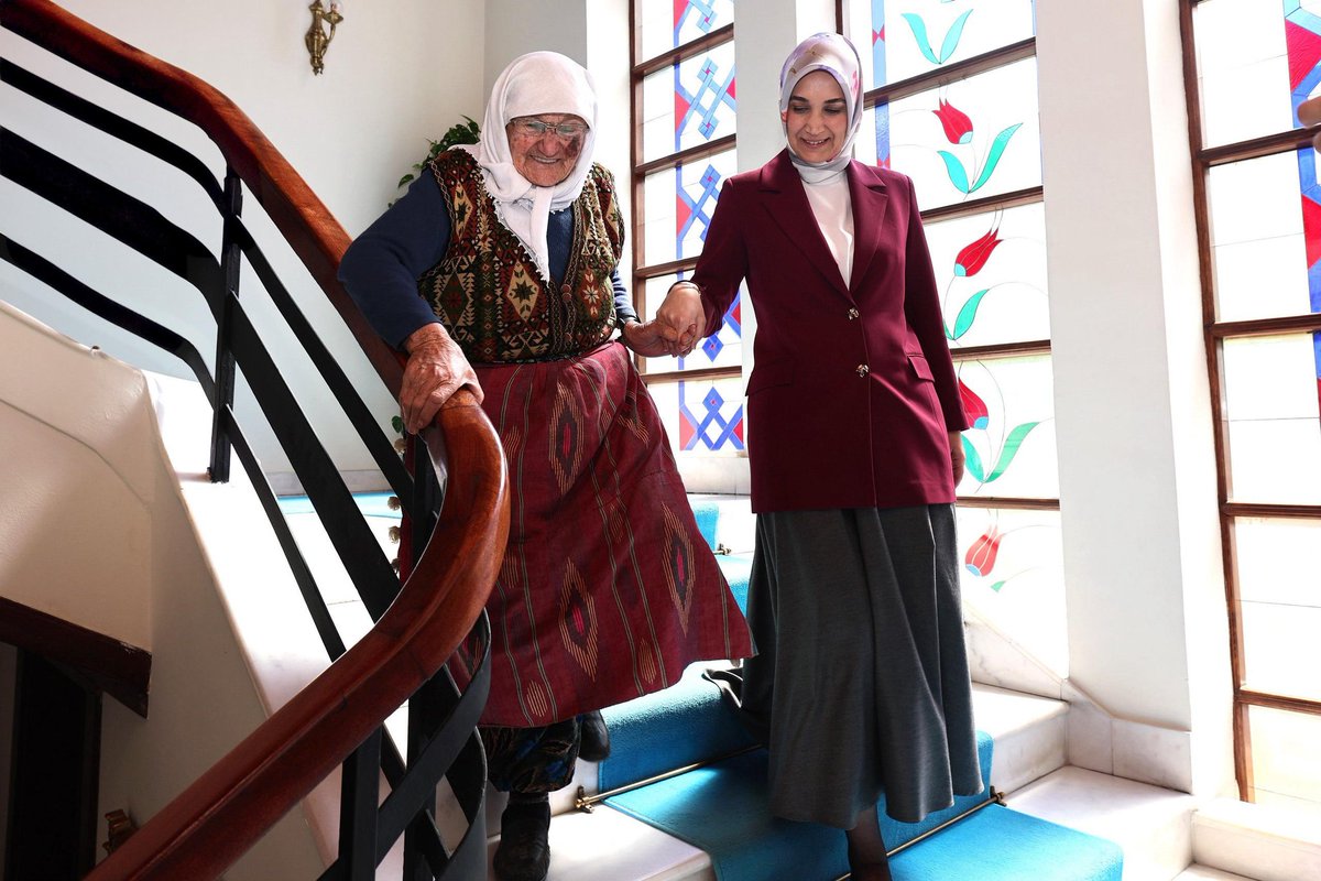 Afyonkarahisar Valisi, Kocatepe'den Ziyaretçi Şerife Teyze'yi Makamında Ağırladı
