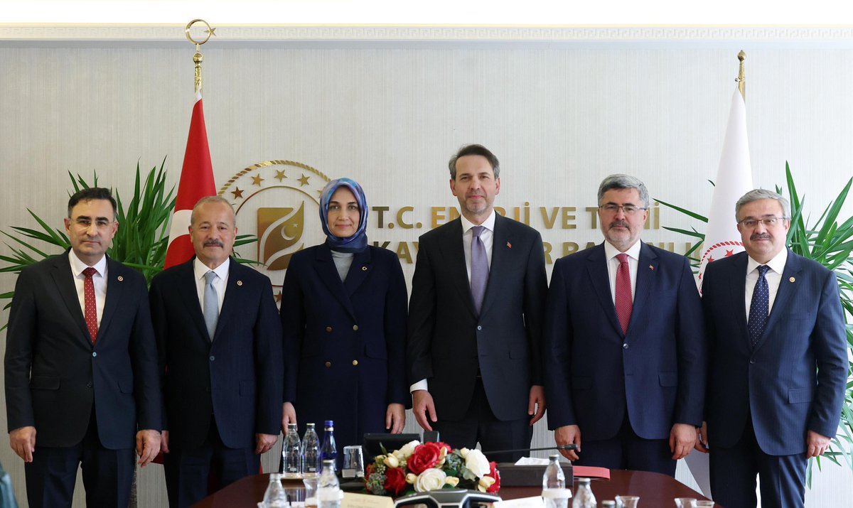 Afyonkarahisar Valisi ve Vekiller, Enerji Bakanı Bayraktar'ı Ziyaret Etti