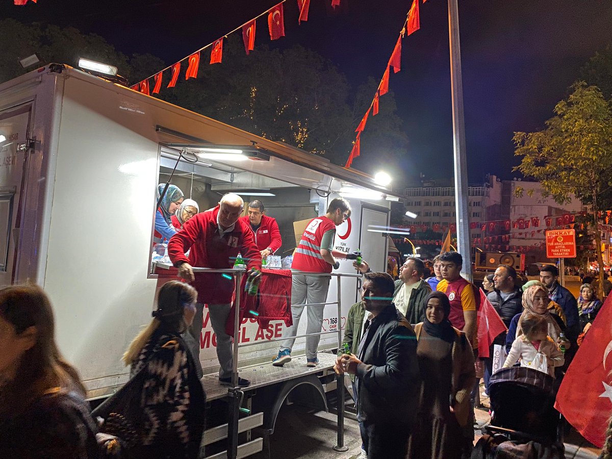 Türk Kızılay Afyonkarahisar, 19 Mayıs Gençlik ve Spor Bayramı Kutlamalarında Maden Suyu Dağıttı