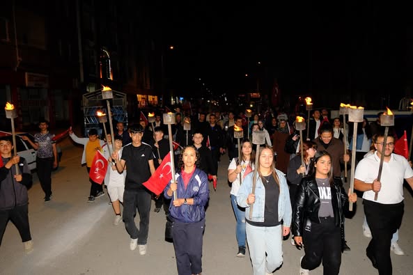Eskişehir Mahmudiye'de 19 Mayıs Fener Alayı Coşkusu