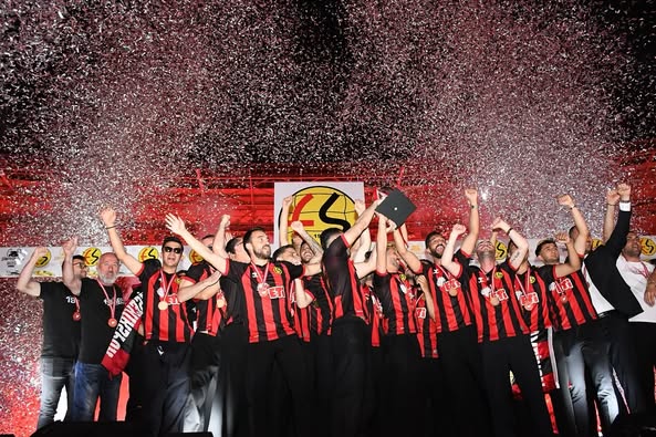 Eskişehirspor Taraftarları Yeni Stadyumda Takımlarını Destekledi