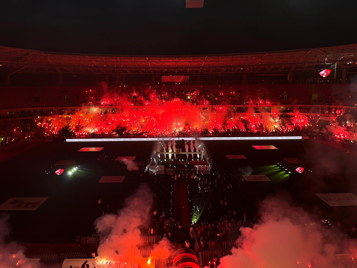 Eskişehirspor Taraftarlarının Coşkulu Desteğiyle Unutulmaz Bir Gece Yaşandı