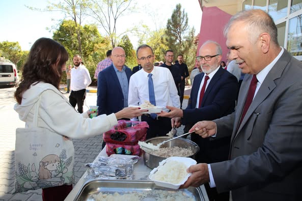 Afyon Kocatepe Üniversitesi Turizm Fakültesi Yeni Eğitim-Öğretim Dönemine Tavuklu Pilavla Başladı