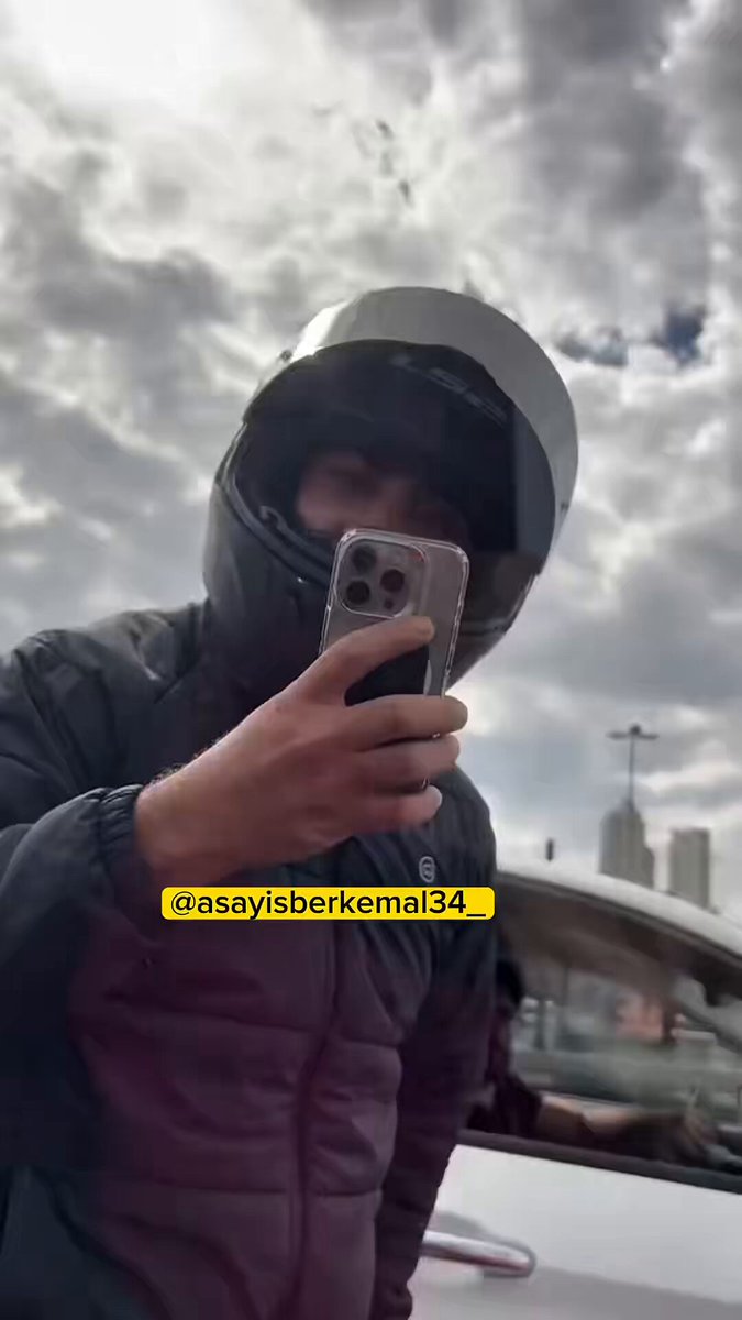 İstanbul'da Trafik Tartışması: Sürücüler Kavgayı Kayda Aldı
