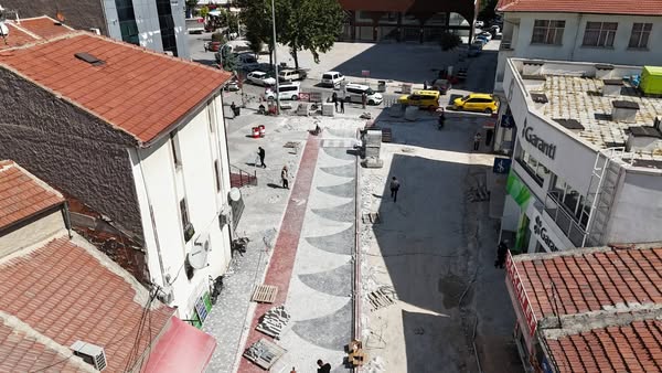 Emirdağ Cumhuriyet Meydanı Modern Bir Görünüme Kavuşuyor