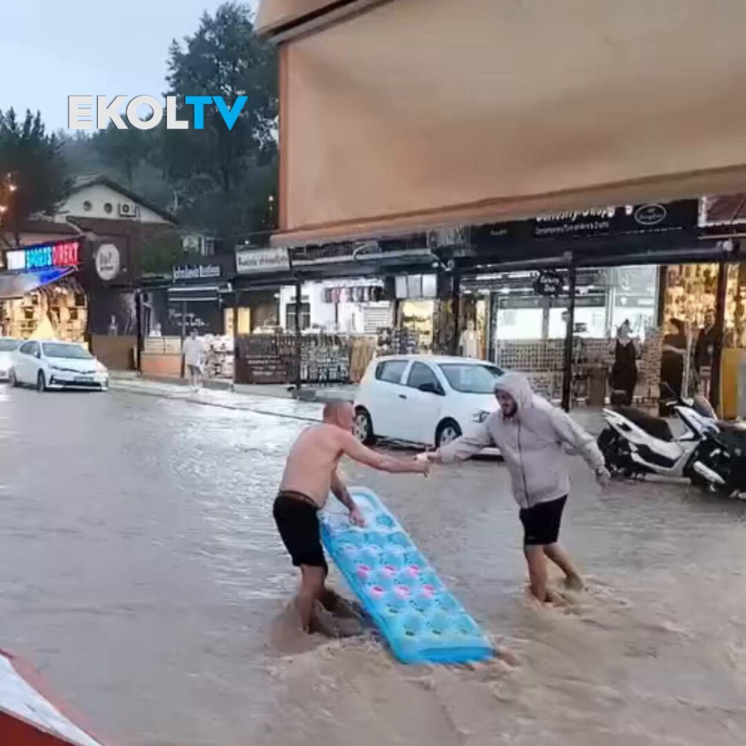 Muğla'da Sağanak Sonrası Turist Deniz Yatağıyla Sokakta Kaydı