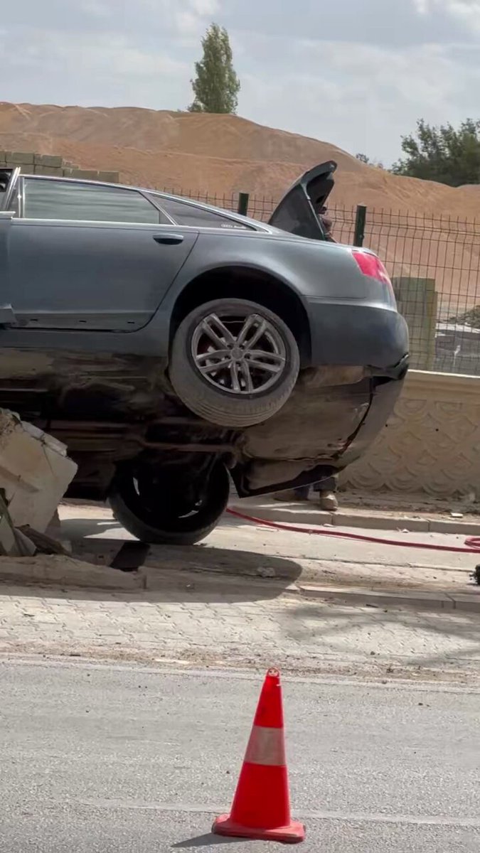 Audi Kırmızı Işıkta Bekleyen Araca Çarptı: Kaza Görüntüleri Sosyal Medyada