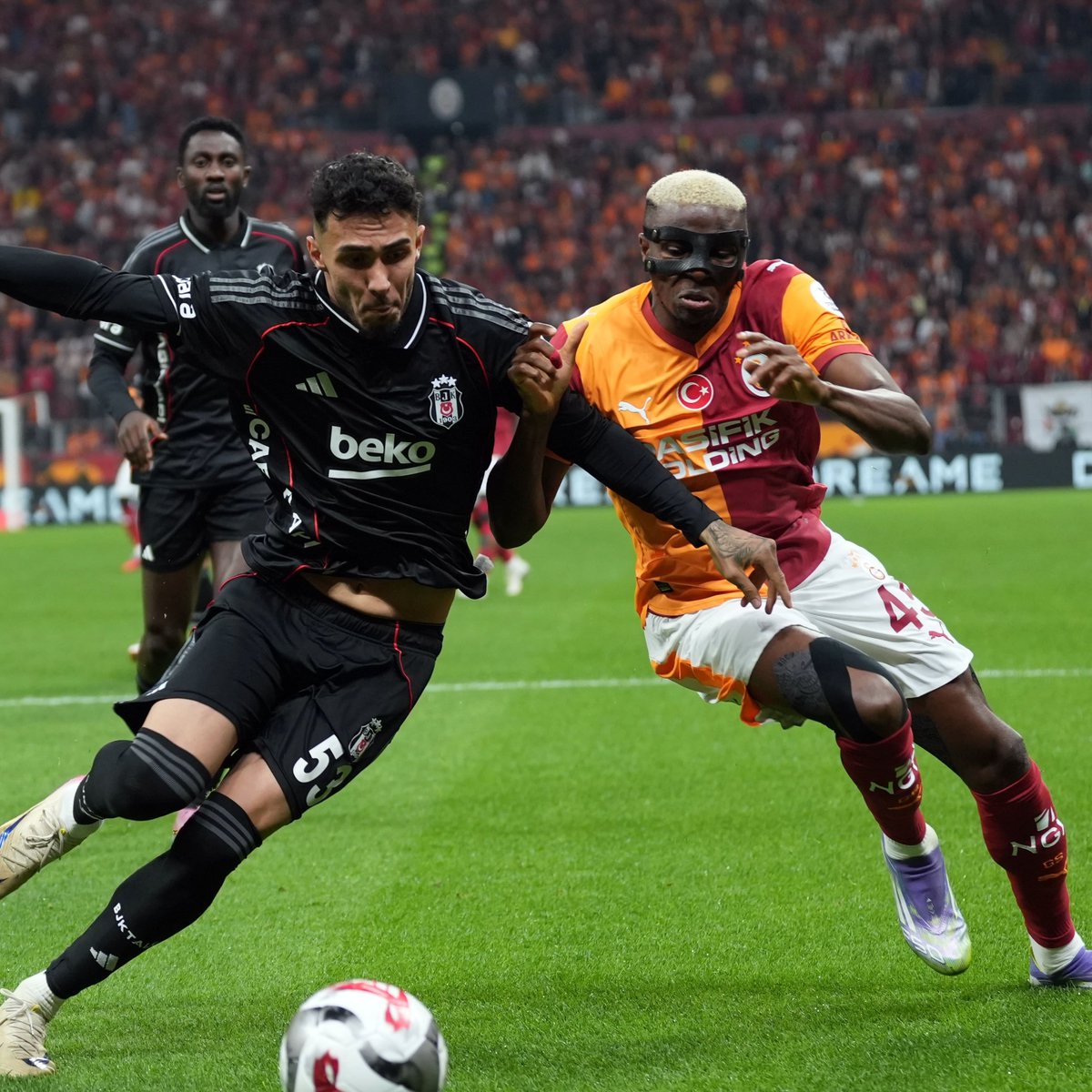 Emirhan Topçu ile Victor Osimhen Arasında Maç Sırasında Tartışma