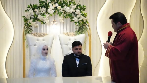 Bolvadin Belediye Başkanı Derviş Aynacı, Yeni Evlenen Çiftin Nikahını Kıydı