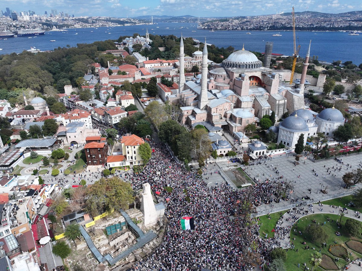 İstanbul'da Gazze'ye Destek için Kitlesel Yürüyüş Düzenlendi