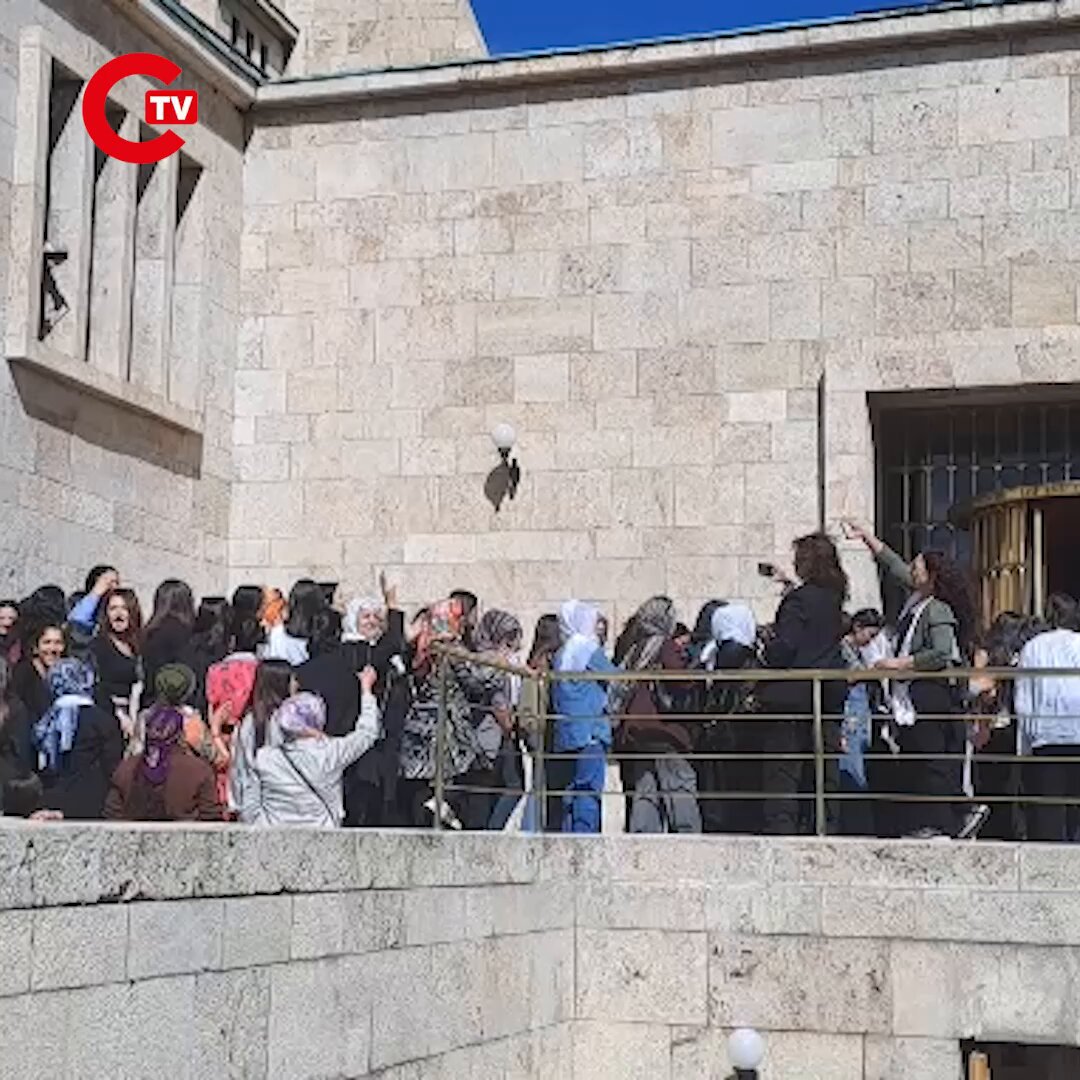 DEM Parti Grup Toplantısında Öcalan ve Umut Hakkı Sloganları Atıldı