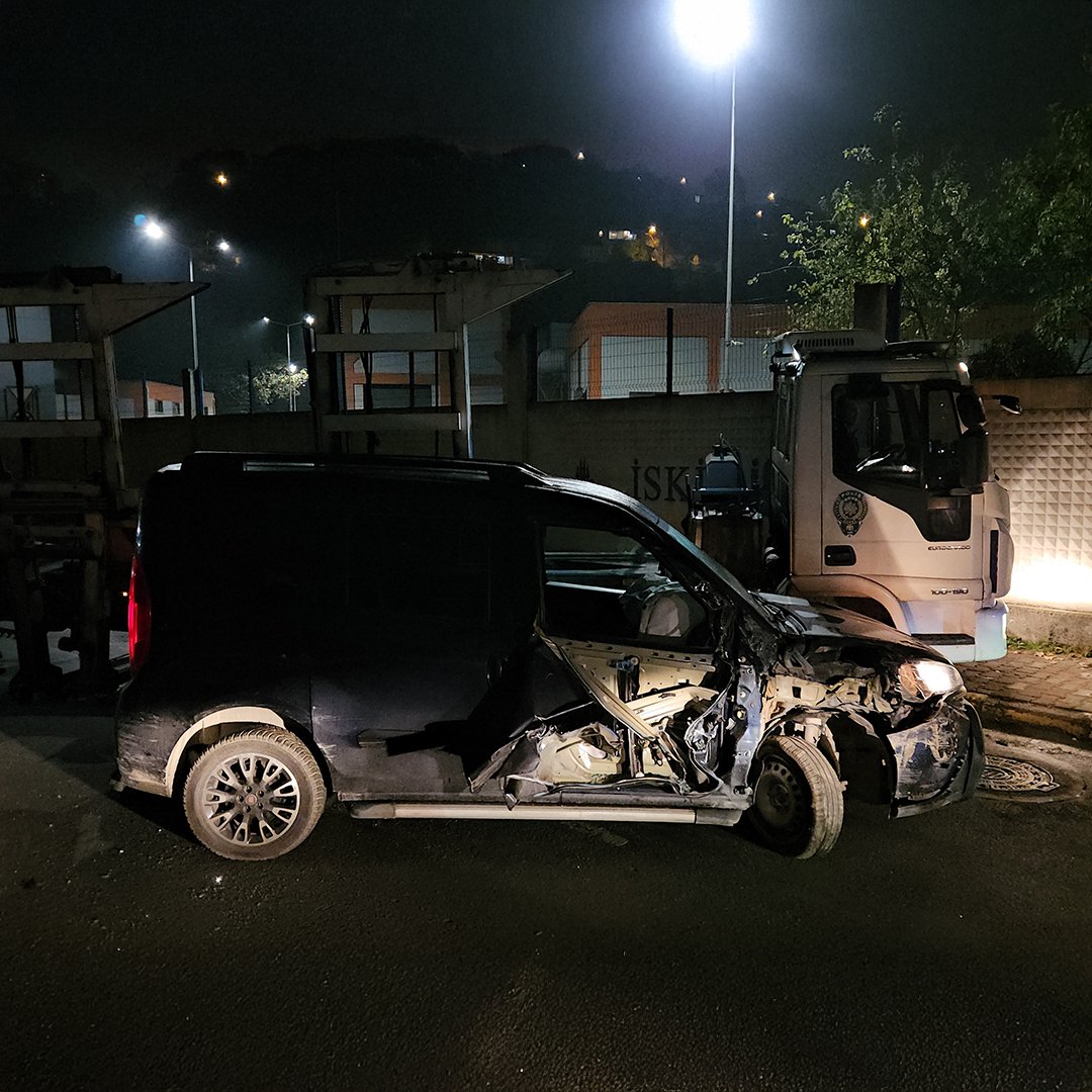 İstanbul'da Park Halindeki Tıra Çarpan Sürücü Olay Yerinden Kaçtı