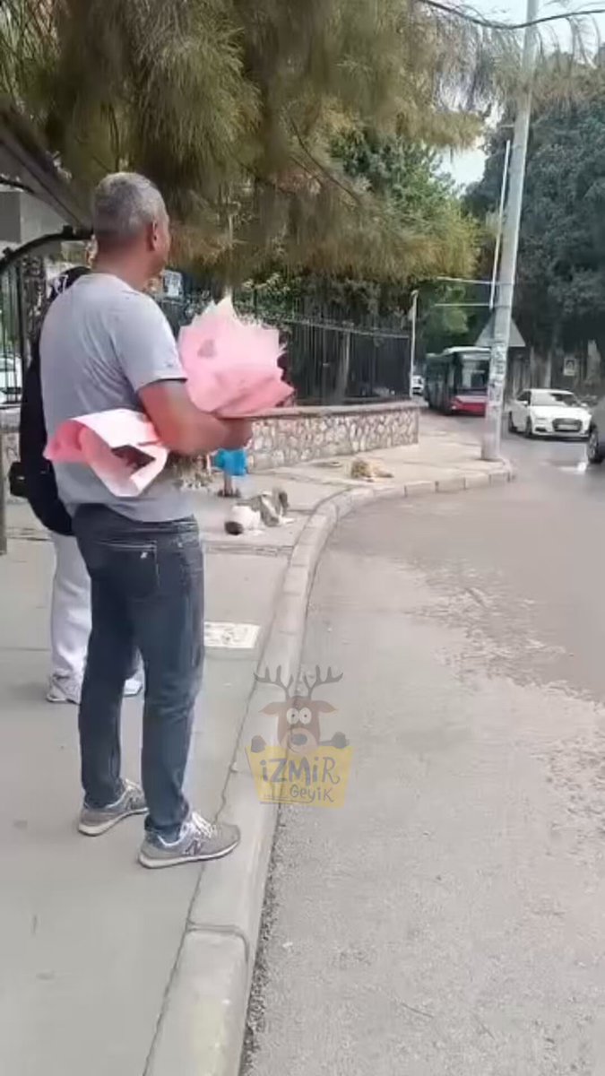 İzmir'de Otobüs Şoförü Eşinin Sürpriz Doğum Günü Kutlaması