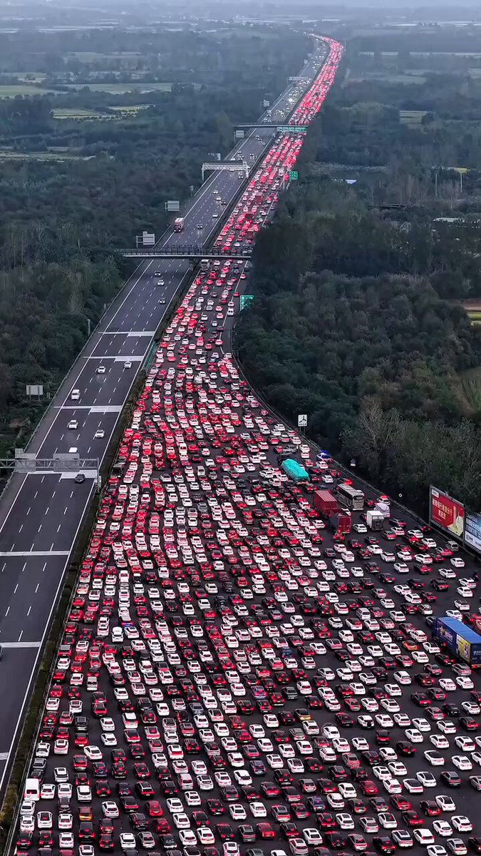 Çin'de Tatil Sonrası Yoğun Trafik Görüntülendi