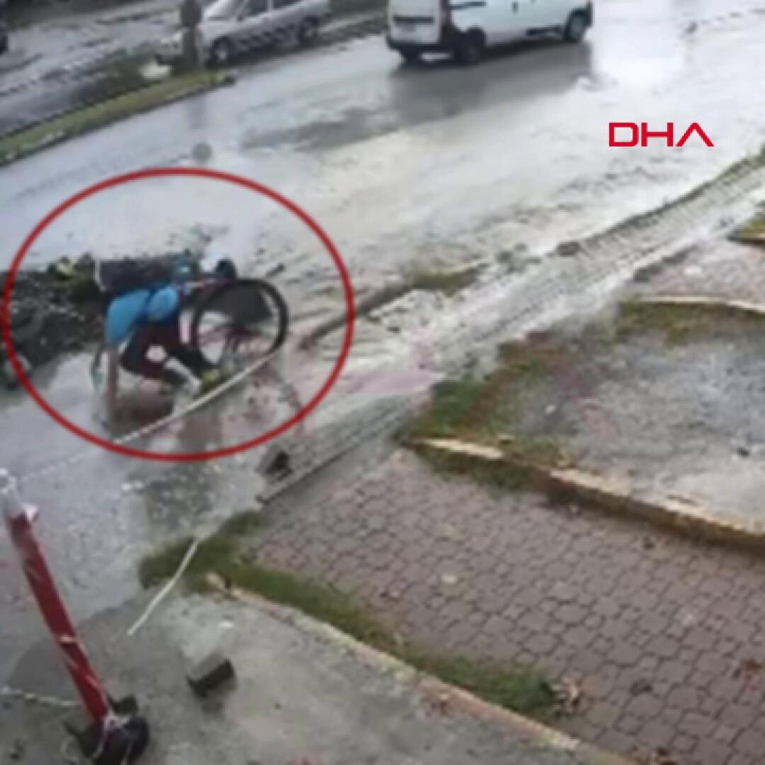 Hatay'da Lise Öğrencisi Yağmurda Bisiklet Sürerken Çukura Düştü