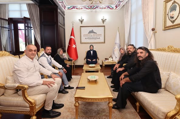 Afyonkarahisar Valisi Yiğitbaşı, YouTube İçerik Üreticilerini ve Yöresel Sanatçıları Makamında Ağırladı