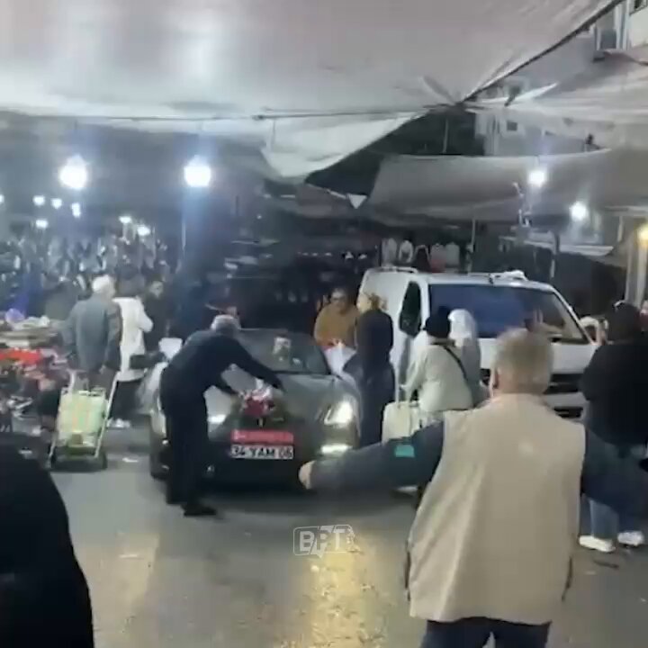 İstanbul'da Damat Gelin Arabasıyla Semt Pazarına Girdi